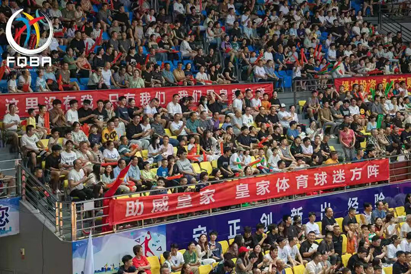 福清体育馆篮球联赛观众看台,球场灯光下球迷助威场景 福清体育馆篮球联赛观众看台,球场灯光下球迷助威场景