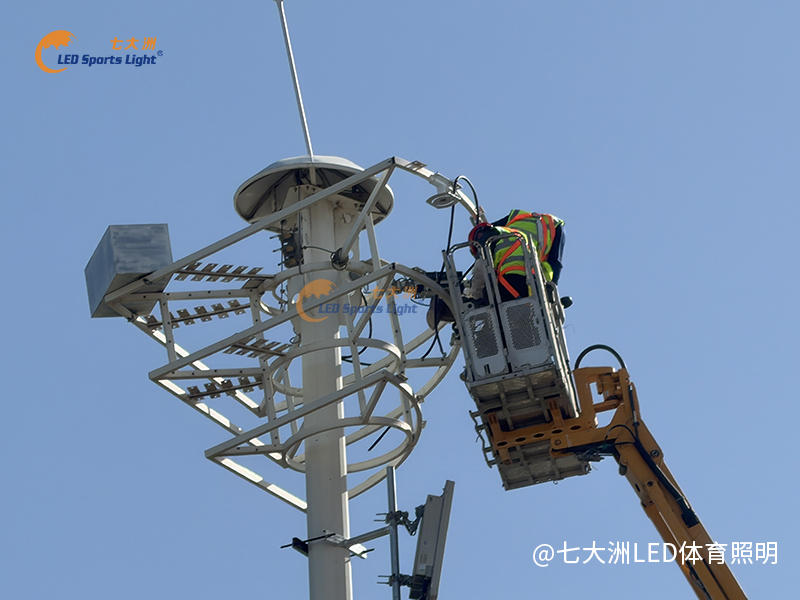 七大洲照明工程师高空作业安装哈密体育中心高杆 LED 球场灯,抗风型户外体育照明灯具现场施工 七大洲照明工程师高空作业安装哈密体育中心高杆 LED 球场灯,抗风型户外体育照明灯具现场施工
