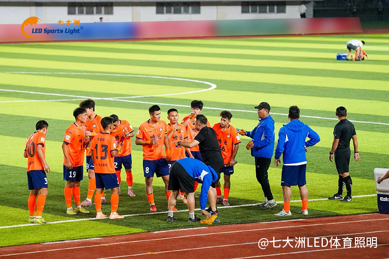 2026 同心杯新疆足球超级联赛哈密主场夜间赛事实景,七大洲 LED 球场灯光均匀照明球员休息区,满足电视转播照度标准 2026 同心杯新疆足球超级联赛哈密主场夜间赛事实景,七大洲 LED 球场灯光均匀照明球员休息区,满足电视转播照度标准